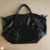 ราคา กระเป๋า Longchamp szM หูสั้น รุ่นหนังสีดำ ของแท้ สภาพตามรูปค่ะ ใช้น้อยค่ะ ส่งต่อ 990.- (587808990)