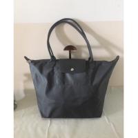 ราคา กระเป๋าถือ Longchamp สีเทาเข้ม หูยาว Size L ซับในหนัง รางซิปรุ่นใหม่ สภาพใช้งาน (22275471218)
