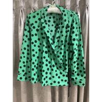 ราคา USED: เสื้อ blouse Zara สีเขียวลายจุดผ้าชีฟอง ทรงคล้ายเบลเซอร์ป้ายหน้าผูกโบว์ด้านข้าง (7473774859)