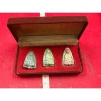 ราคา พระหลวงปู่ทวด วัดช้างให้เนื้อว่านพิมพ์ใหญ่ปี 2497 สามพิมพ์เนื้อว่านลงชาติลงรักปิดทองพร้อมกล่องครบชุด (56555729207)