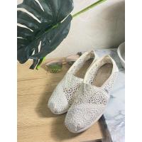 ราคา รองเท้าTOMS used /size 6/ 23 cm สีขาวครีม หวานๆ (8924825296)