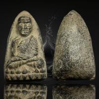 ราคา พระหลวงปู่ทวดเนื้อว่าน พิมพ์ใหญ่A หัวขีด (เนื้อว่านดำ) ปี 2497 วัดช้างไห้ (S3) (41228021565)