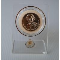ราคา เหรียญถวายพระเพลิงพระบรมศพ สมเด็จย่าพร้อมแท่นตั้งโชว์(ภาพถ่ายจากสินค้าจริง) (9017540915)