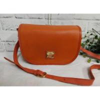 ราคา กระเป๋า St.Scott LONDON สายปรับได้หนังแท้ 2ช่องหลัก 3ย่อย หลัง 1ช่อง ราคา : 890 กว้าง 9.5นิ้ว สูง 7.5นิ้ว ฐาน 3นิ้ว (27803217344)