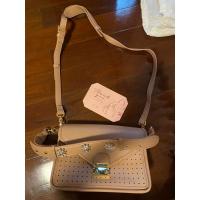 ราคา กระเป๋าแบรนด์Labella สีครีม ใบไม่เล็กใส่ของได้เยอะ สายเกร๋ๆน้องมีดอกไม้เพชรปักๆตกแต่งสายด้วยค่ะ (23572521065)