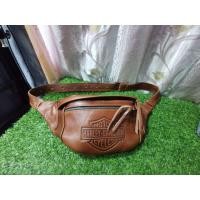 ราคา กระเป๋าคาดอกหนังแท้ % ปั๊มแบรนด์ Harley Davidson ไซส์ด้านบน 15 นิ้ว ด้านล่าง 9 นิ้ว สูง 7 นิ้ว สภาพหนังสวยมากๆ (16639432891)