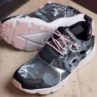 ราคา รองเท้า Reebok สีดำ ชมพูสวยๆ คะ รองเท้าของแท้มือ1 ราคาเบาๆ ไปเลยจ้า สามารถใส่วิ่ง เดินเล่นได้หมดเลยจ้าา (1612929115)