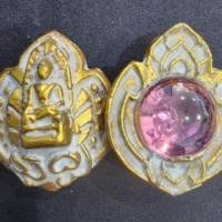 ราคา พระรอดเนื้อชินทองหลังติดเม็ดพระธาตุ (มีอักขระ) กรุดอยไซ (24495568932)