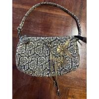 ราคา กระเป๋ายีนส์ลายดอก GUESS ของแท้ สภาพ 70% สะพายบ่าเก๋ๆค่ะ พร้อมลุยค่า (29216849681)