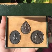 ราคา เหรียญพระแก้วมรกต ภปร รุ่นสอง ชุด 3 ฤดู เนื้อทองแดงรมดำ ฉลองกรุงรัตนโกสินทร์ 200 ปี พ.ศ.2525 พร้อมกล่องเดิม (20186394883)