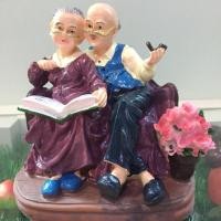 ราคา ตุ๊กตาเรซิ่นตาโอบยายอ่านหนังสือ ดอกไม้สีชมพู (1028207500)