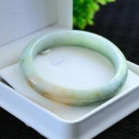 ราคา กำไลหยกโทนเขียวอ่อนอมฟ้าแต้มส้มติดเทาหน่อย ๆ size 60-61 mm งานหยกพม่าแท้สีธรรมชาติ มีเส้นใสสวย ๆ เป็นลวดลายในเนื้อหยก (53505356124)
