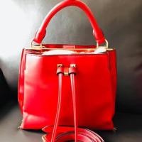 ราคา กระเป๋า Charles & Keithแท้100% Crossbody ทรงขนมจีบ ใช้งานได้2ด้าน สภาพใหม่มากกก Used like new สีแดงสด (5940970014)