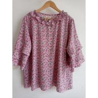 ราคา *รหัส ส 498 เสื้อ อก 48 นิ้ว ผ้าหางกระรอก สีเทาอมชมพู(~เผือก) พิมพ์ลายกุหลาบจิ๋วสี_ชมพูเข้ม แขนสามส่วนปลายระบาย 3 ชั้น (28912081710)