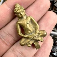 ราคา พระชัยวัฒน์พระเจ้าชัยวรมัน พิมพ์ยอดธง เนื้อทองสัมฤทธิ์ หลวงปู่หงษ์ สุสานทุ่งมน (43669065756)