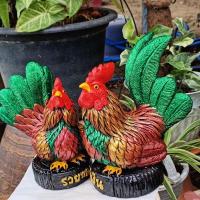 ราคา ตุ๊กตาปูนปั้นไก่แจ้คู่ หางเขียวเหนี่ยวทรัพย์ ประติมากรรมสีสันสวยงาม (24155416121)