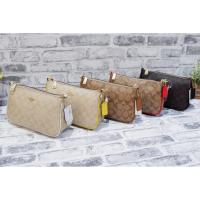 ราคา COACH POUCH ทรงสามเหลี่ยม น่ารัก น่าใช้ จุของได้เยอะ ของแท้นะคะ **ขายเทคะ** (6739411273)