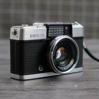ราคา Rare !! กล้องฟิล์ม OLYMPUS PEN D ถ่ายได้ 72 ภาพ เลนส์ 32 mm F1.9 ถ่ายละลายหลังได้ สภาพดี ใช้งานง่าย ไม่ต้องใช้แบตเตอรี่ (19291114010)