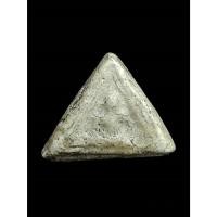 ราคา พระสมเด็จ พิมพ์สามเหลี่ยมฐานหมอน หลวงปู่ลำภู วัดใหม่อมตรส บางขุนพรหม ปี 2502 (25321753344)