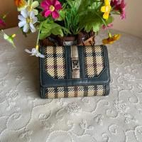 ราคา Daks แท้ กระเป๋าสตางค์ 3 พับ แคนวาสผสมหนังแท้ สภาพโดยรวมดีซับในดี ตำหนิรอยช้ำตรงหนังด้านหน้า 4.5x3.5 นิ้ว (53550383396)