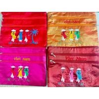 ราคา กระเป๋าผ้าไหม3ซิบปักสไตล์เวียดนาม รูปผู้หญิง3คน (40378299080)
