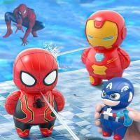 ราคา ปืนฉีดน้ำอเวนเจอร์ส ปืนฉีดน้ำขนาดเล็กน่ารัก ลายการ์ตูนไอรอนแมน/สไปเดอร์แมน/กัปตันอเมริกา ของเล่นน้ำสำหรับเล่นกลางแจ้ง (50005806033)