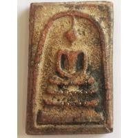 ราคา สมเด็จวัดระฆังพิมพ์ใหญ่พระประธาน ฝังเม็ดพระธาตุ หลังตราพระราชลัญจกร รัชกาลที่4 เนื้อแดงกวนอู คราบรัก (19231681598)