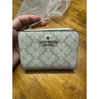 ราคา กระเป๋าสตางค์ kate spade สีครีม ของแท้ (55203943200)