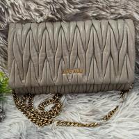 ราคา แท้มีตำหนิ…ขอคนรับได้นะคะกระเป๋าสะพายข้าง miu miu หนังทรงมะระ สีเทา 8.5 นิ้ว (24940680508)