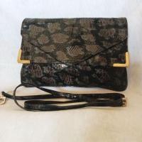 ราคา กระเป๋าสะพายข้างผู้หญิง Harry Mason Black Snake Motif, Womens Clutch Party Bag, Preloved (43153735453)