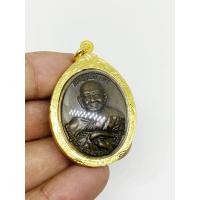 ราคา จี้พระ เหรียญเจริญพร95 หลวงปู่หงษ์ วัดเพชรบุรี ปี2555 พร้อมเลี่ยมกรอบทองไมครอน (24585545178)