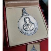 ราคา เหรียญพระมหาชนกพิมพ์ใหญ่ เนื้อเงิน ปี 2539 (ครบชุดพร้อมหนังสือ) (20450657262)