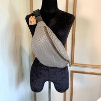 ราคา กระเป๋าคาดอก Bottega Veneta มือสอง unisex ขนาด 10x6” สภาพดี หนังสวย สีสวย ด้านในสะอาด ไม่มีตำหนิหนัก นานๆได้มาสักใบ (44476878826)