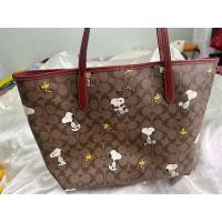 ราคา COACH x Peanuts Collaboration Tote bag Khaki Redwood Multi แท้100% (27257737775)