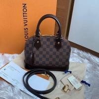 ราคา Like new LV alma bb damier ปี 18 สภาพสวยมากๆค่า หนังทรงแข็งเป้ะ ภายในสะอาด ยังเหมือนใหม่ มุมมีรอยจิ้ดๆ (2779456963)