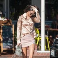 ราคา เสื้อเชิ้ตผ้าซาติน สีทอง (805775227)