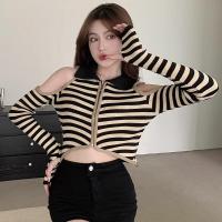 ราคา KaeKai พร้อมส่ง เสื้อยืด แขนยาว คอปก แต่งโชว์ไหล่ ลายทาง มีซิปตรงกลาง ผ้าเรย่อนใส่สบาย สไตล์เกาหลี (28015863981)