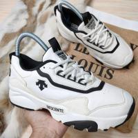 ราคา 38-38.5(24.5cm) รองเท้าผ้าใบ Descente แท้ มือสอง สวยมาก (19302445690)