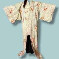 ราคา ชุดกิโมโนครีมลายดอกสีแดงเล็ก ยาว 160 ซม. (23690600799)