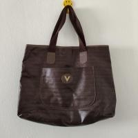 ราคา กระเป๋า สะพายไหล่ Valentino Italy มือสองสภาพสวย เรียบแอบหรู ขนาด 17" x 12" (21065397858)
