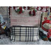 ราคา กระเป๋าทรงถืองานผ้า ผสมหนังสี ดำลาย Burberry งานมือสอง (16053944905)