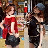 ราคา PUDDING พร้อมส่ง เสื้อคลอปแขสั้น ดีเทลเปิดไหล่ลายงู สีดดำแดงเท่ไม่ไหว "FY950 (26342137534)