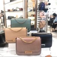 ราคา charles&keith 100% ของแท้จากช็อปป้ายถุงอุปกรณ์ครบ เช็คได้ มีสายโซ่สะพายข้าง หนังลาย ขายดีมากกกกกรุ่นฮิต (135951224)