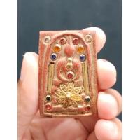ราคา พระสมเด็จสกุลวัง พระสมเด็จวัดพระแก้ว กรุวังหน้า ประดับพลอย ตะกรุด3ดอก หลังเงินทอง (18412800893)