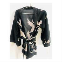 ราคา เสื้อคลุม ลายนกกระเรียนพร้อมโบว์คาดเอว (มือ2) สวยตามรูปจริง (3731996637)