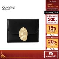 ราคา CALVIN KLEIN กระเป๋าสตางค์ผู้หญิงหนังแท้ Stone Lock Slouchy Wallet รุ่น 4F1062G UB1 - สีดำ (29038581463)