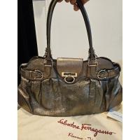 ราคา Ferragamo shoulder bag (24873847622)