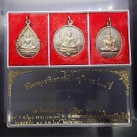 ราคา เหรียญพระแก้วมรกต หลังรัชกาลที่ 1 ชุด 3 ฤดู พิมพ์ใหญ่ เนื้อเงิน ฉลองกรุงรัตนโกสินทร์ 200 ปี วัดพระเชตุพน พ.ศ.2525 พร้อมก (40418432188)