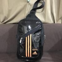 ราคา Used: กระเป๋า Adidas แท้ 100% สีดำ ใหม่มาก ยาว 8” สูง 12” กว้าง 4” (994767757)