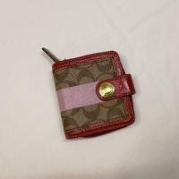 ราคา Coach Wallet มือสอง แท้ 100% สีชมพู 290 บาท (3315578901)